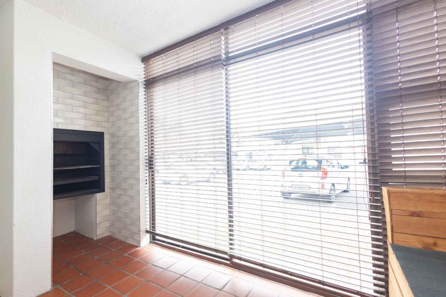 To Let 2 Bedroom Property for Rent in Loevenstein Western Cape